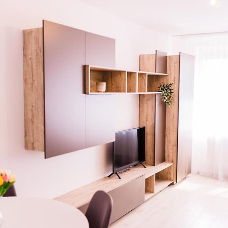 Riverside White Apartment 사투마레 외부 사진