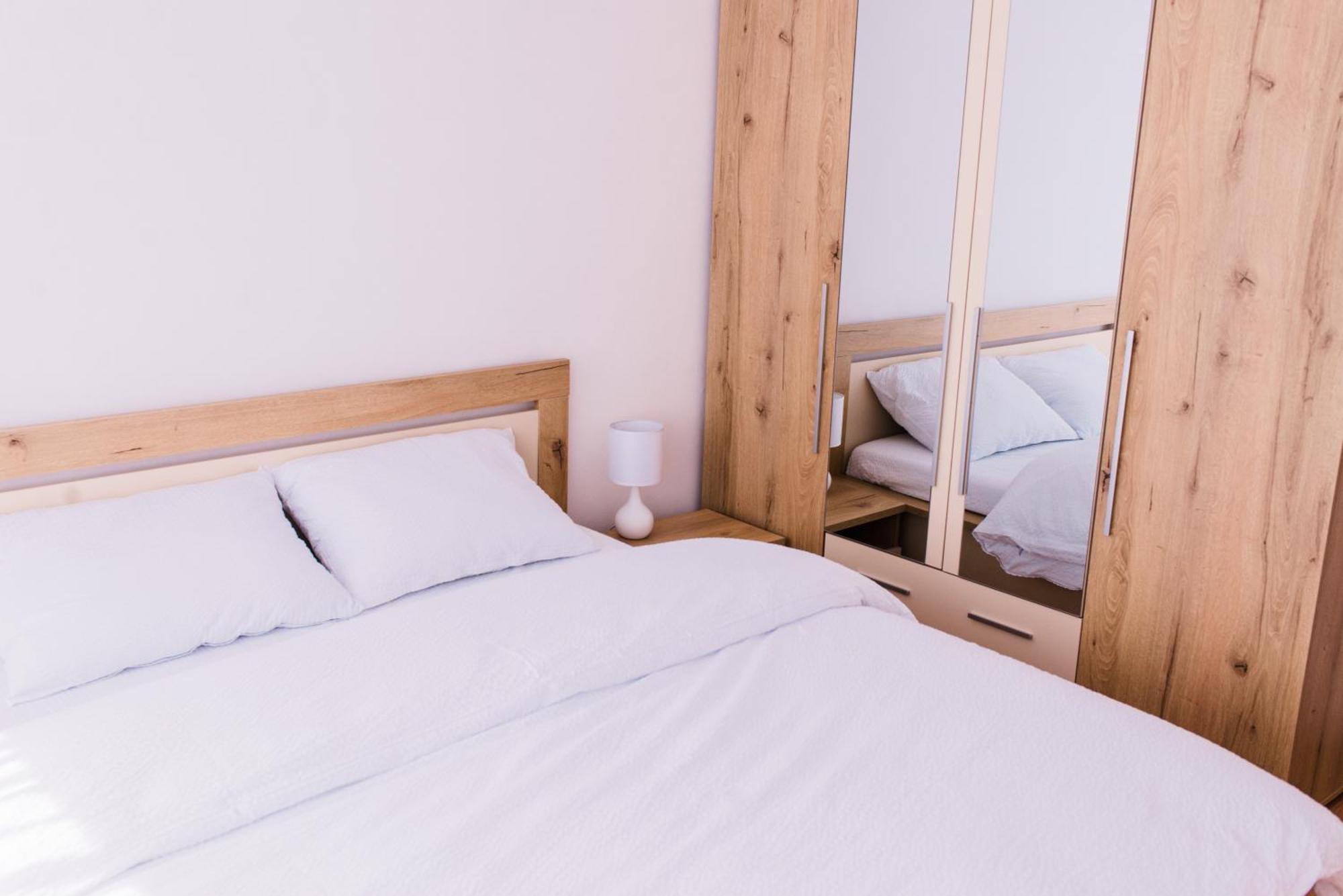Riverside White Apartment 사투마레 외부 사진